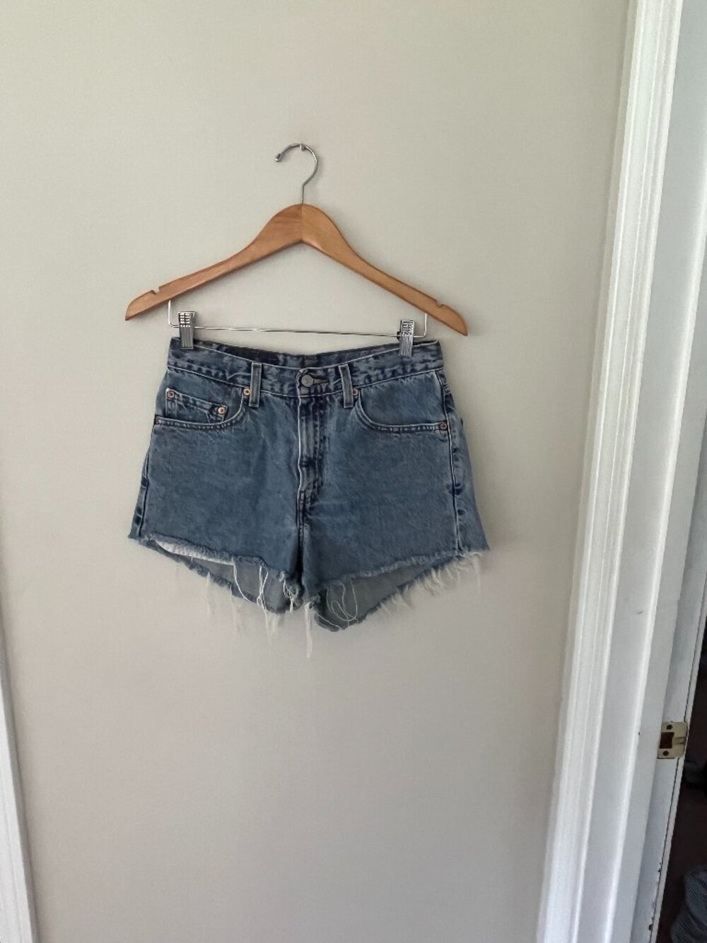 Vintage 90s Levi's 550 Cutoff Denim Shorts W29 Relaxed High Rise Raw Hem USA Sty - Picture 2 of 9